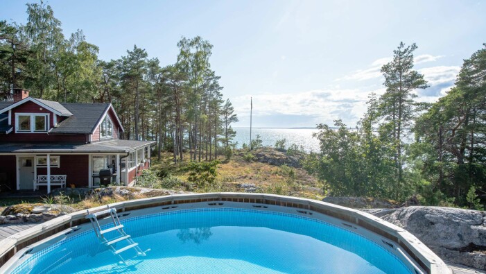 Utsikt från poolen. Foto: Christian Boo / Kjell Johansson Fastighetsbyrå.