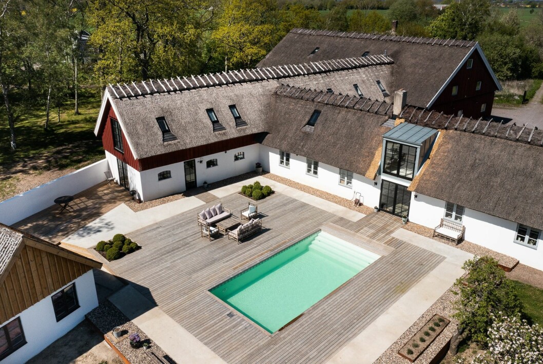 Drönarvy av gårdens hus. Drönarvy av gårdens hus.