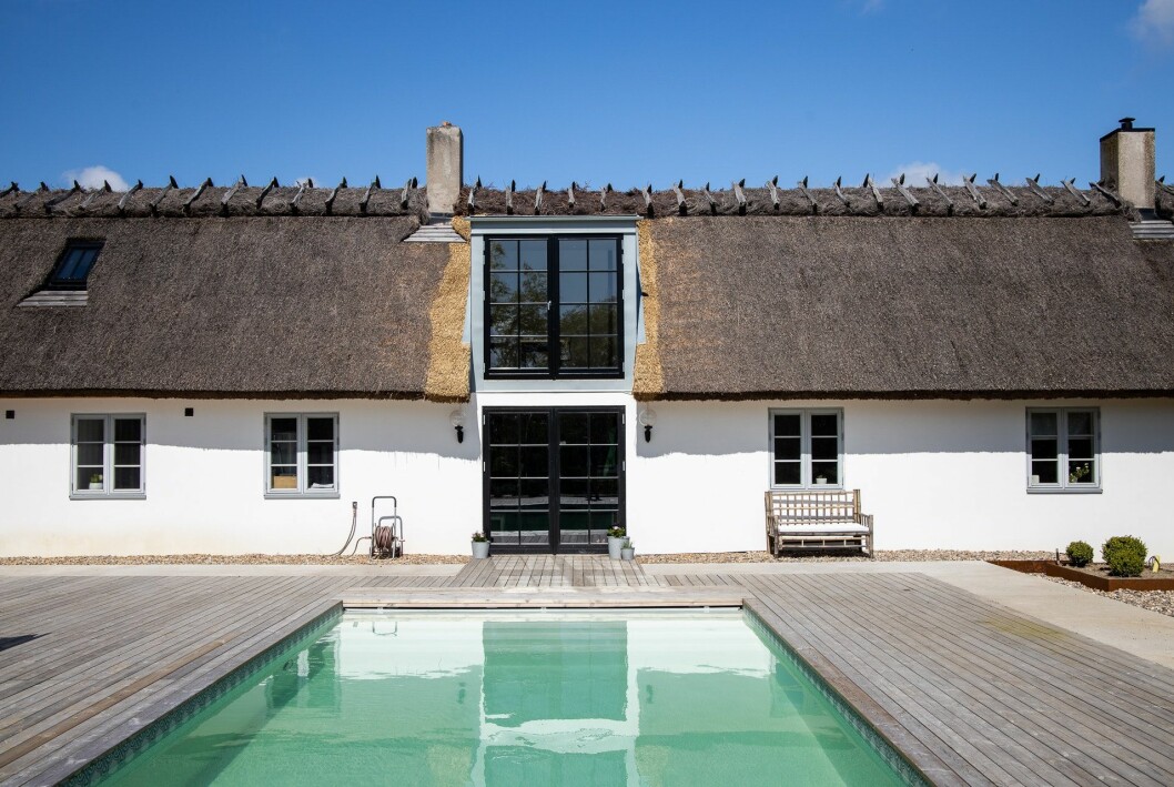 Poolen framför ett av husen. Poolen framför huset.