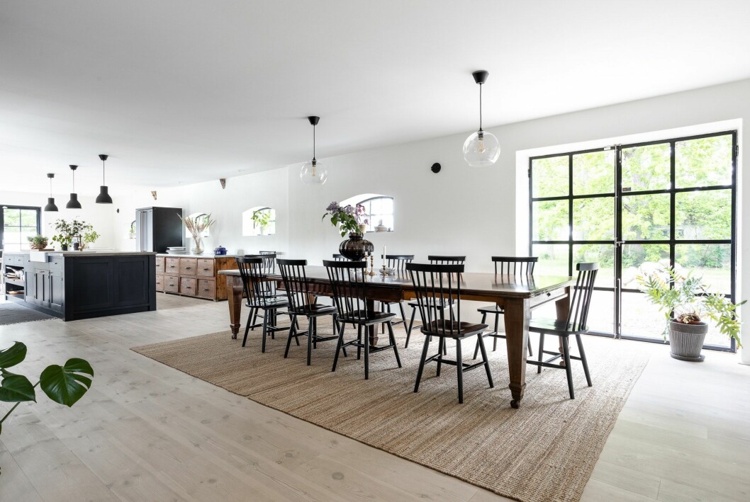 Matsal i kökets öppna planlösning. Stort fönster bredvid matplatsen ger vackert ljusinsläpp. Matsal i kökets öppna planlösning.