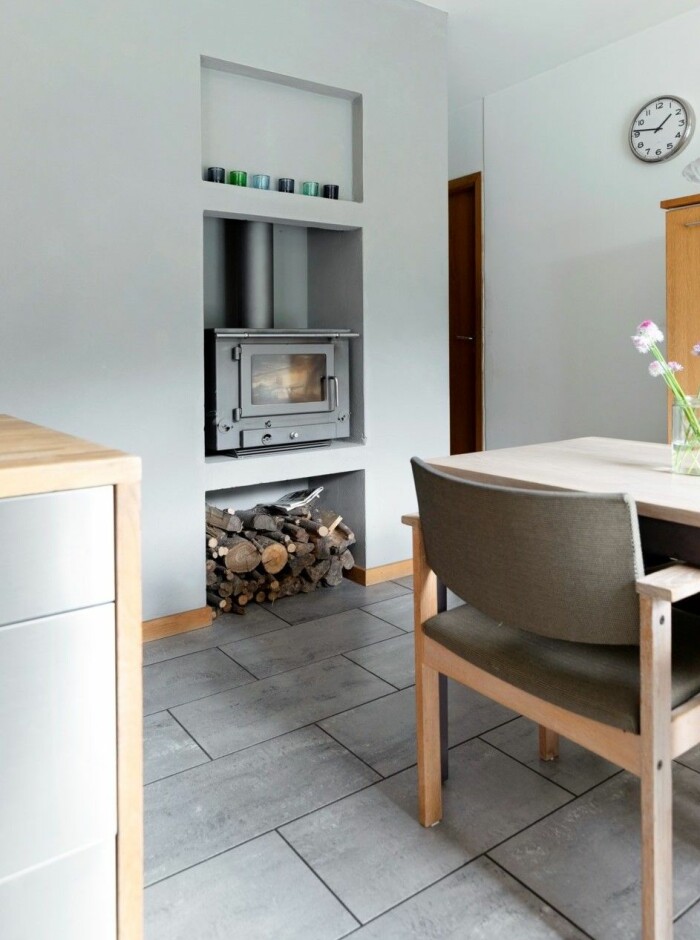 Vägghängd lösning med braskamin. Kika in i arkitektritade 40-talsvillan.