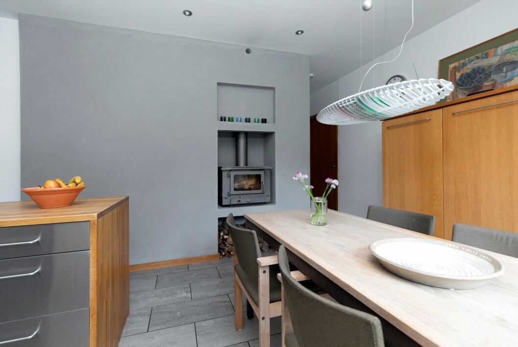 Matbordet i köket. Kika in i arkitektritade 40-talsvillan.