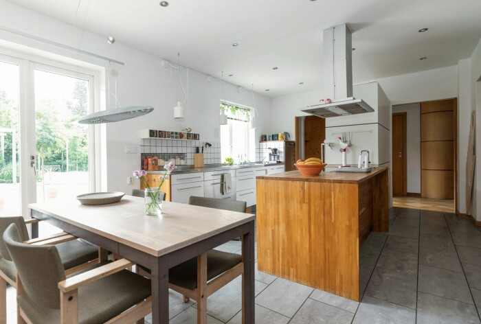 Den maffiga köksön kan dubbla som barbord. Kika in i arkitektritade 40-talsvillan.