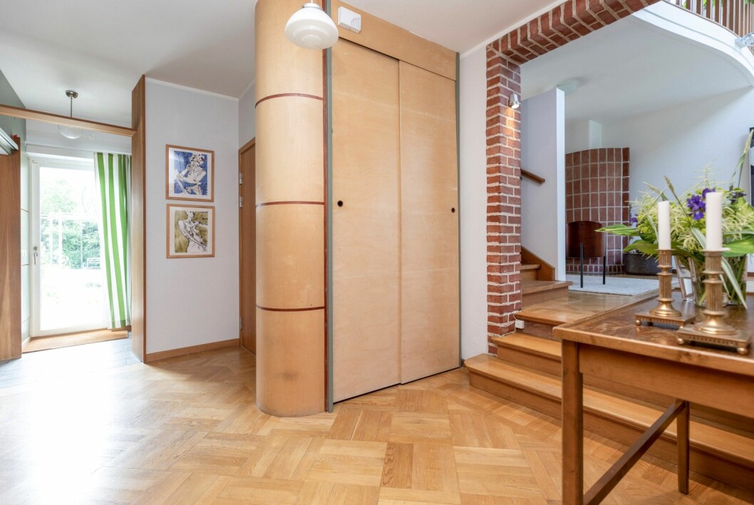 Hallpassagen mellan sällskapsrum och kök. Även här finns spännande förvaringslösningar. Kika in i arkitektritade 40-talsvillan.