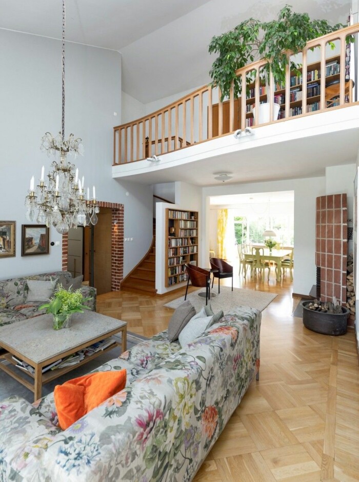 Ett litet trappsteg leder ned till en ljus matsal och via hallpassage tar man sig vidare till köket. Kika in i arkitektritade 40-talsvillan.
