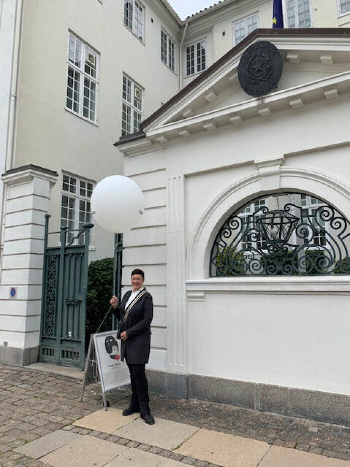 Vi säger hejdå från tre intensiva dagar i Köpenhamn med bild tagen utanför den italienska ambassaden som också var dagens sista programpunkt. Cecilia von Mentzer i Köpenhamn