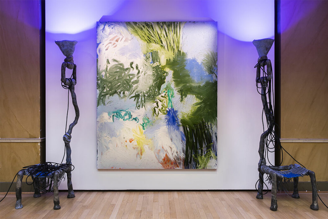 Kombinerade stolar/lampor av Orta Miklos och en målning av Donna Huanca. Foto: Annika Berglund Kombinerade stolar/lampor av Orta Miklos och en målning av Donna Huanca.