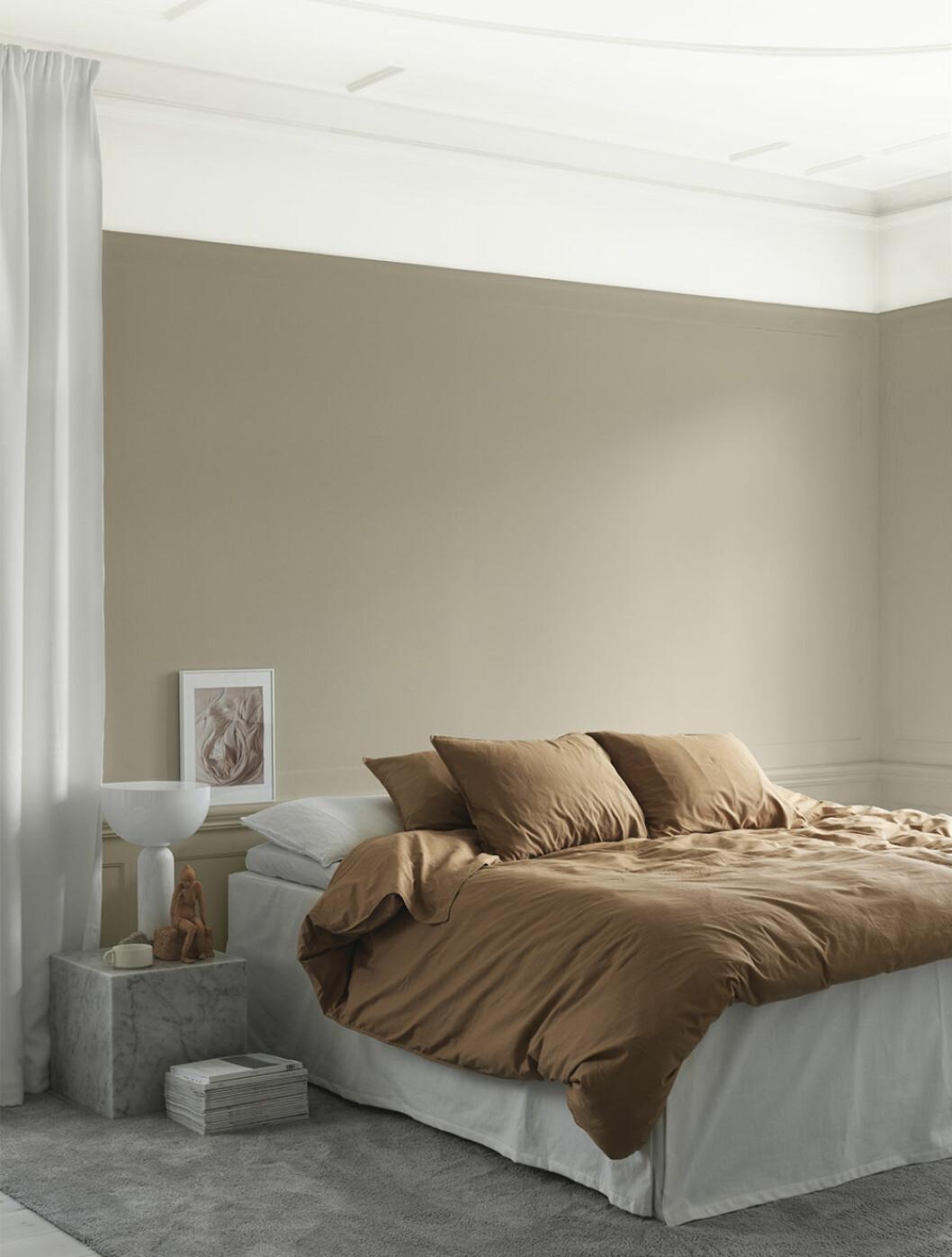 Beige och rofyllt i sovrummet med <em>4 Chai.</em> Foto: Alcro 4 Chai en beige färg från Alcro