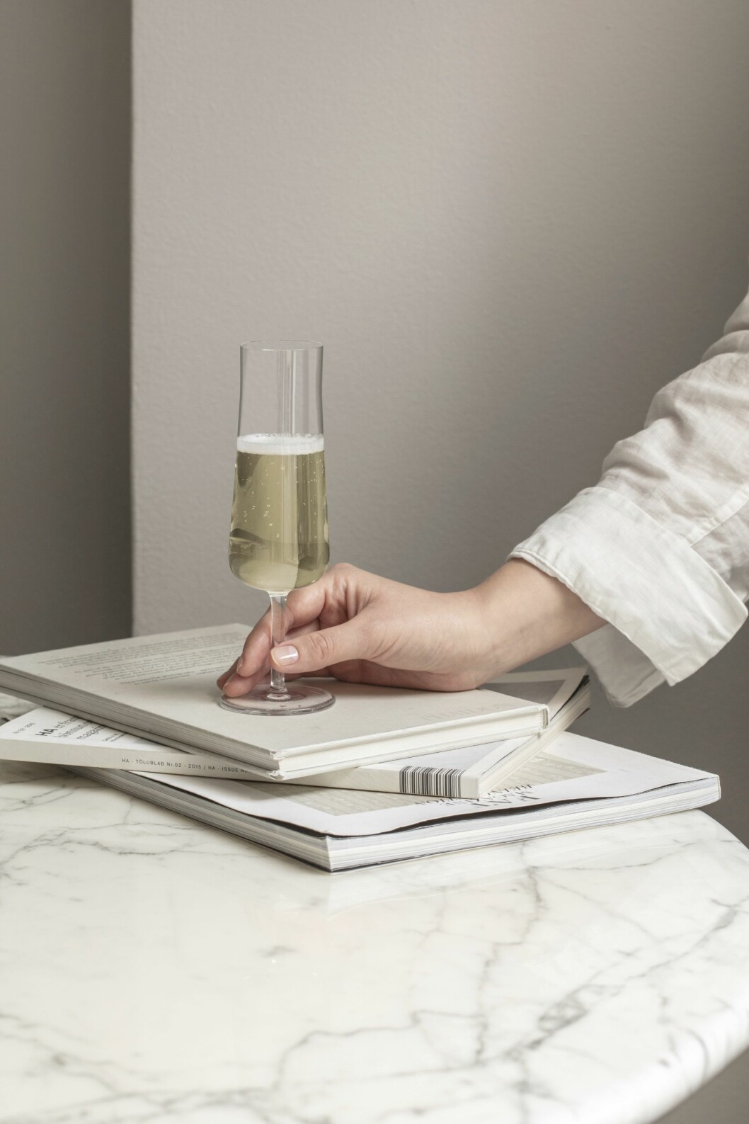Den låga foten gör att champagneglaset sitter stadigt i handen. Champagneglas med låg fot.