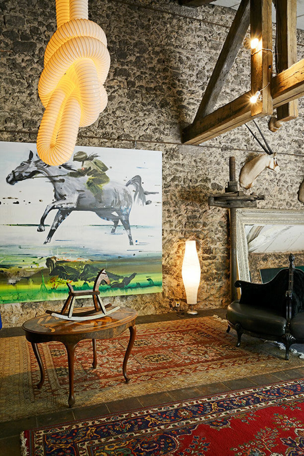 Lauritz har gjort sig ett namn inte minst för sina oväntade samarbeten med konstnärer och designer. I taket hänger lampa av Kilo design. På väggen målning Jacob on the horse av artisten John Kørner. Chateau Vignelaure hemma hos lauritz