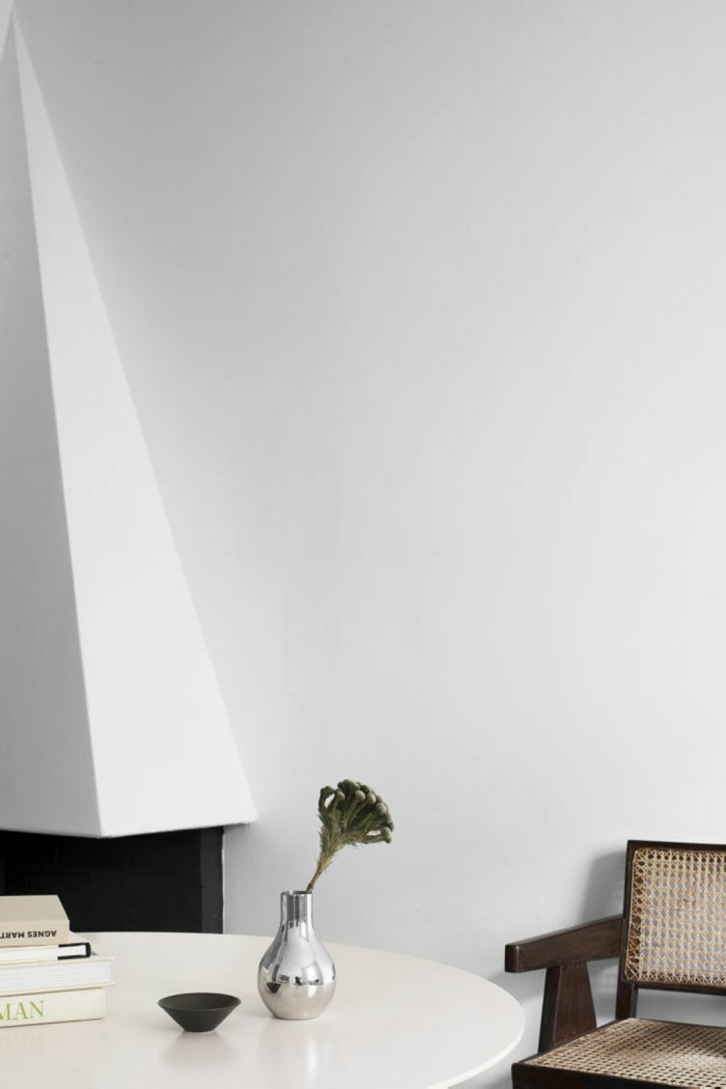 Matbord, Segmented table, design Charles och Ray Eames för Herman Miller. Skål, Carl Harry Stålhane för Rörstrand. Vas, Georg Jensen. Trästol Office chair, design Pierre Jeanneret omkring 1953.
