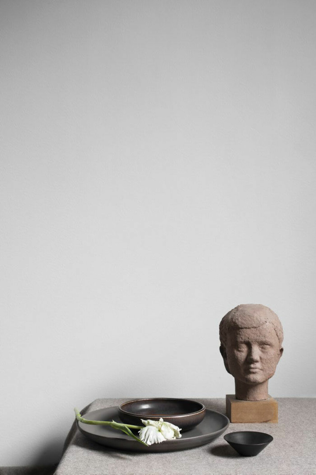 Liten och mellanstor skål, Carl Harry Stålhane för Rörstrand. Uppläggningsfat ur kollektionen Sinnerlig, Ilse Crawford för Ikea. Skulptur i lera, Bertil Lundgren, 1960. Liten och mellanstor skål, Carl Harry Stålhane för Rörstrand. Uppläggningsfat ur kollektionen Sinnerlig, Ilse Crawford för Ikea. Skulptur i lera, Bertil Lundgren, 1960.