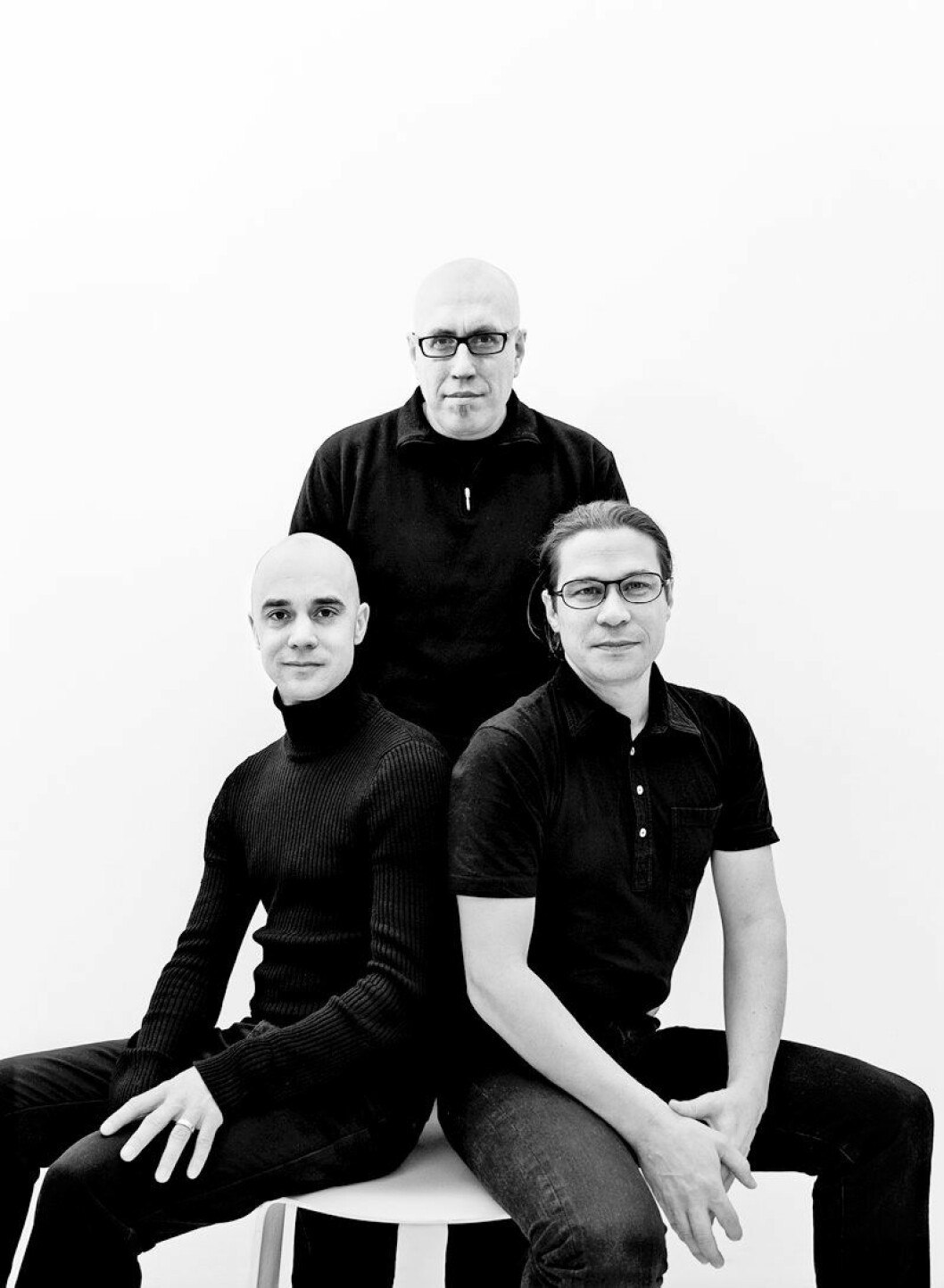 Mårten Claesson, Eero Koivisto och Ola Rune tycks inte särskilt trendkänsliga, deras hus har sett ungefär likadana ut ända sedan de gick på Konstfack på 90-talet. I stället är det i detaljeringen tidstecknen kan avläsas. Trendspaning »På tvärs mot den rådande trävurmen använder vi just nu mycket högblanka material som brons, vitt kakel och glas – det senare för att klä in hela väggar. Material som inom några år kommer att förekomma flitigt!« Fagerhults belysning Stockholm dec 2005