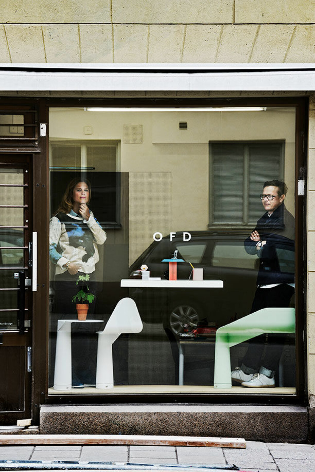 Formgivarna Clara von Zweigbergk och Shane Schneck på jobbet. OFD står för »office for design«. clara och shane