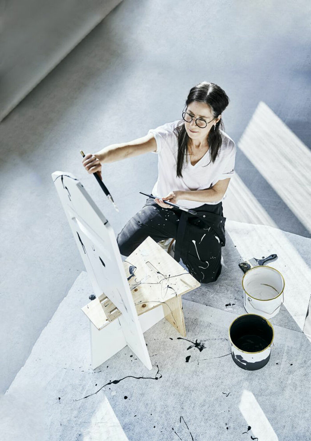 Prisbelönta designern Ann Ringstrand har skapat mode sedan 1990. Efter utbildning på Köpenhamns tillskärarakademi och Borås textilhögskola, var hon 2001 med och grundade det svenska modemärket Hope. Ann<br>lanserar nu sitt första samarbete under eget namn.<br>Ann Ringstrand lägger sista handen vid möbeln Coat, som i den vitstänkta varianten kommer i en begränsad upplaga om tio. Prisbelönta designern Ann Ringstrand har skapat mode sedan 1990. Efter utbildning på Köpenhamns tillskärarakademi och Borås textilhögskola, var hon 2001 med och grundade det svenska modemärket Hope. Ann lanserar nu sitt första samarbete under eget namn. Ann Ringstrand lägger sista handen vid möbeln Coat, som i den vitstänkta varianten kommer i en begränsad upplaga om tio.