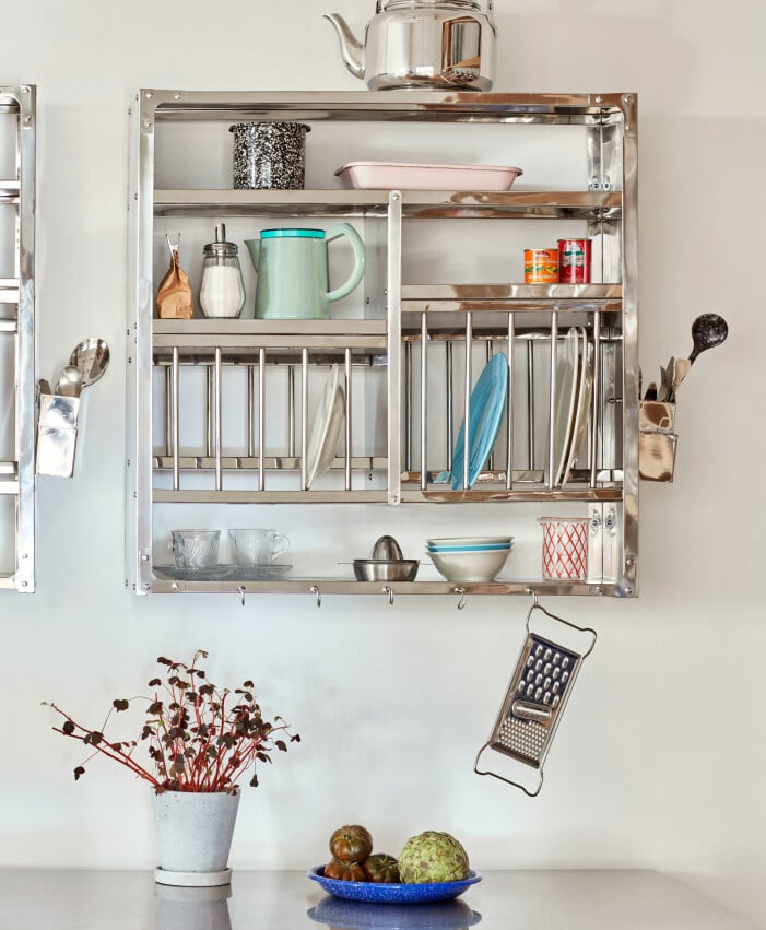 Förvaring och diskställ i ett? Ja, visst! Foto: Hay. Compact living-tips för köket och badrummet, platsbyggd förvaring