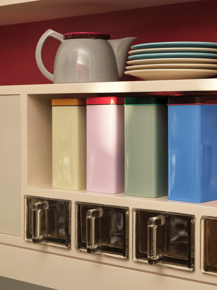 Få saker säger compact living så mycket som maxade förvaringslösningar. Inspireras av Hay och investera i väggfasta alternativ som samlar alla nödvändigheter på ett och samma ställe. Foto: Hay. Compact living-tips för köket och badrummet, inredningsinspiration för köket