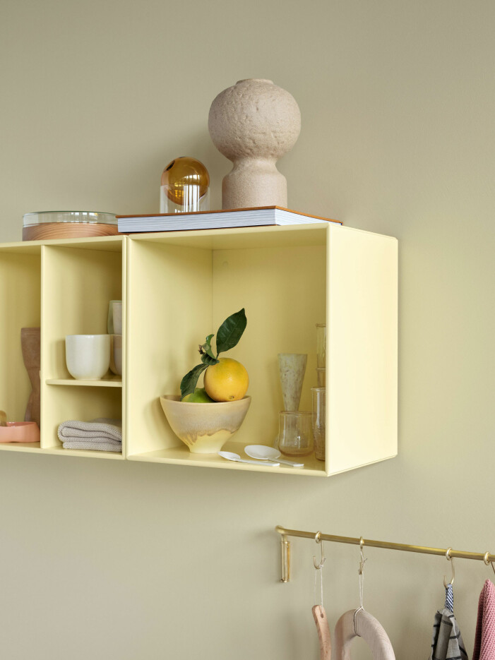Numera är utbudet av väggfast förvaring stor med variation i både färg, materialval och storlek. Foto: Montana. Compact living-tips för köket och badrummet, väggfast förvaring