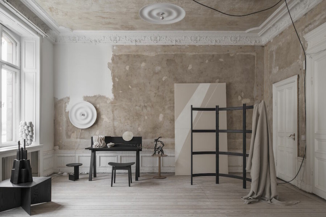<em>Skärmvägg Shoji av Gabriel Tan, Ariake, textil från Ann Ringstrand, tavla av Emma Bernhard och på det lilla bordet ett verk av Claes Lillienhöök, Nordlings antik.</em> Bild på Residences utställning A quiet reflection.