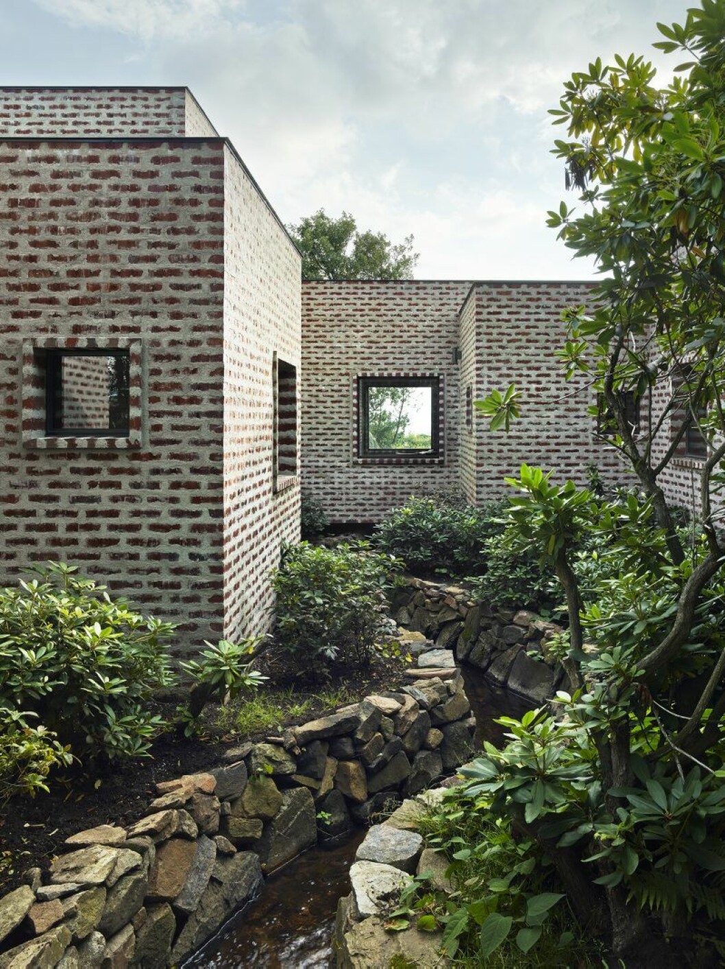 Tolv kvadratiska volymer som ligger längs en vindlande bäck: Creek house i södra Sverige av Tham & Videgård arkitekter. Creek House, Tham Videgård