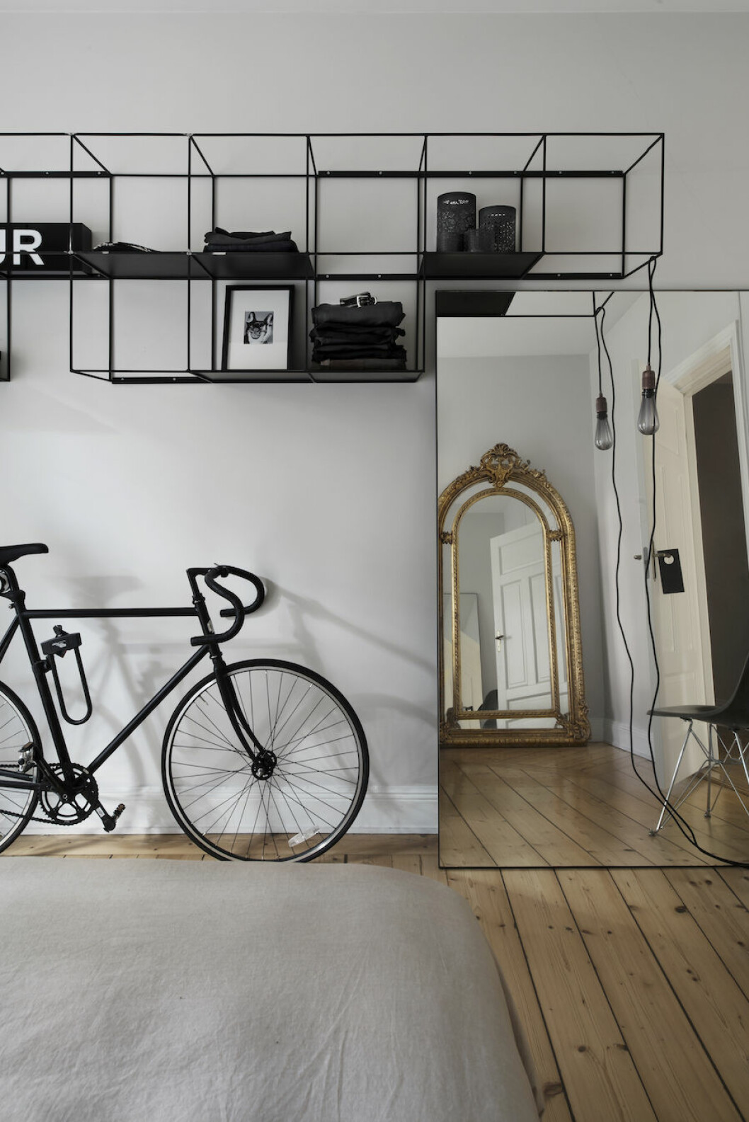 <em>Hyllan i sovrummet hängde tidigare i V Ave Shoe Repairs butik i Bibliotekstan. Cykel från Bikeid och guldspegel från Lauritz. Sladdlampa från Frama med led-lampa från Buster + Punch.</em> Cykel från Bikeid, guldspegel från Lauritz. Sladdlampa från Frame med led-lampa från Buster + Punch hemma hos Michelle Meadows.