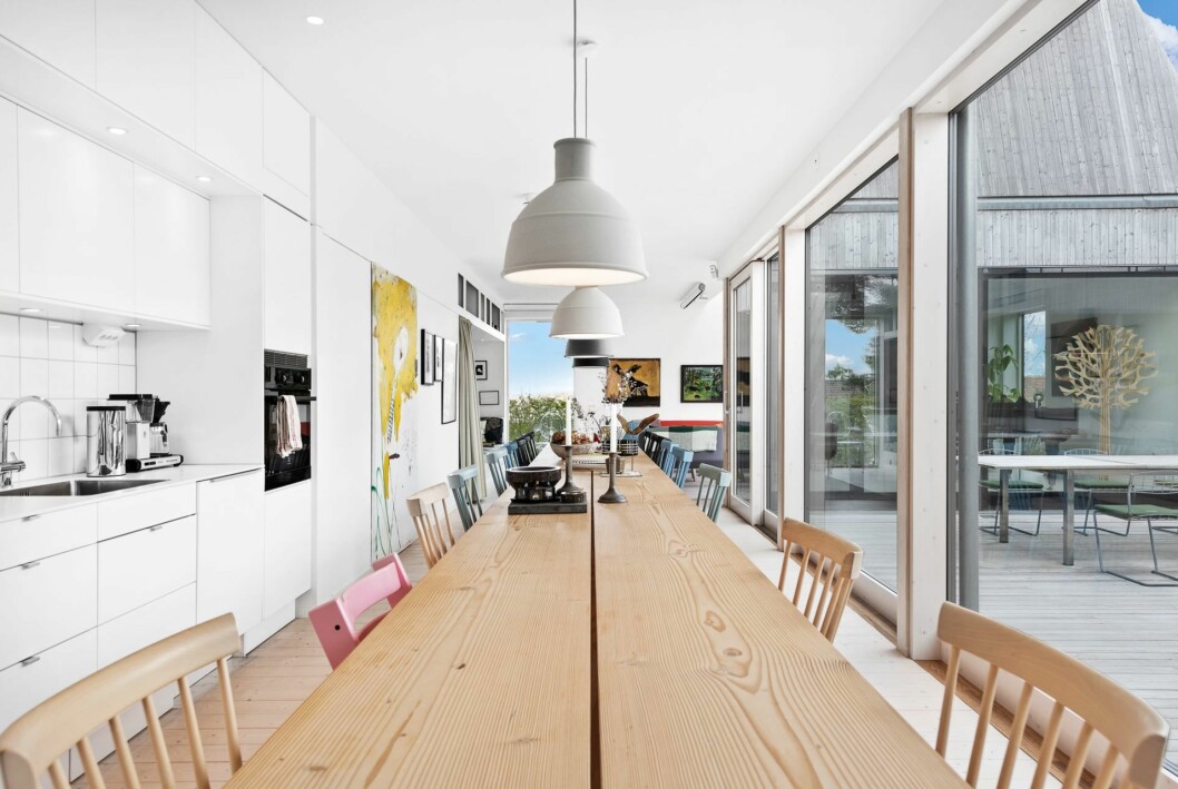 Köket är husets kärna, centralt placerat med ett vackert långbord för maximal social kapacitet. Köket centralt placerat i huset.