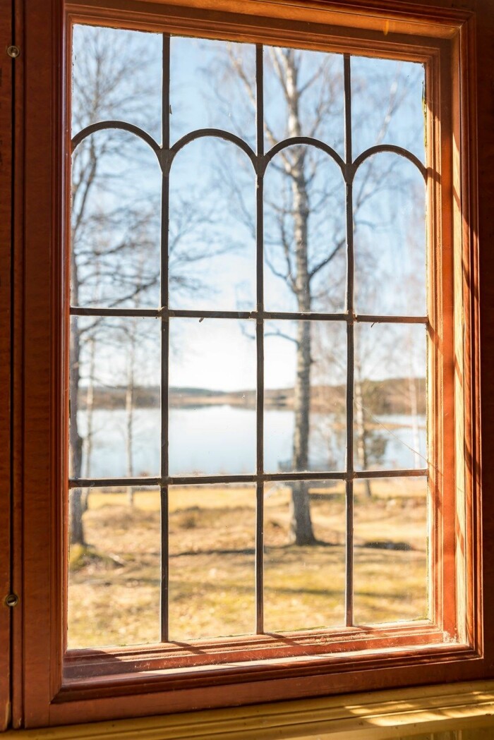 Gården bjuder på fantastiska blyinfattade fönster. Gården Norhaga i Falun till salu nationalromantik blyinfattade fönster