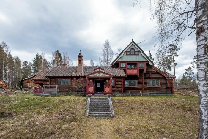 Gården Norhaga i Falun bjuder på betydande byggnadshistoriska detaljer där allt är i original sedan 1903. Gården Norhaga i Falun till salu nationalromantik timmer detaljer