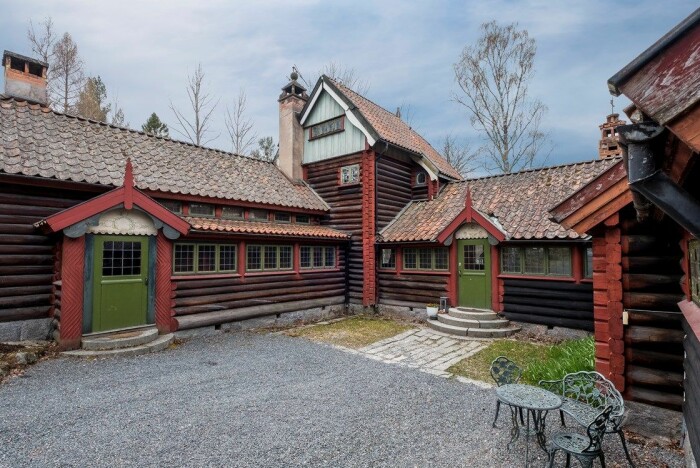 Norhaga har en skyddad innergård. Timmerhuset är färgsatt enligt den tidens rådande ideal. Gården Norhaga i Falun till salu nationalromantik innergård
