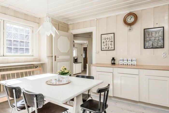 Vaniljfärgat kök i lantlig stil. Gården Norhaga i Falun till salu nationalromantik köket matplats