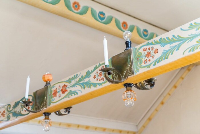 Så mycket att titta på och häpna över i hemmet. Detaljerade målningar i vackra färger, helt i original. Gården Norhaga i Falun till salu nationalromantik takmålningar