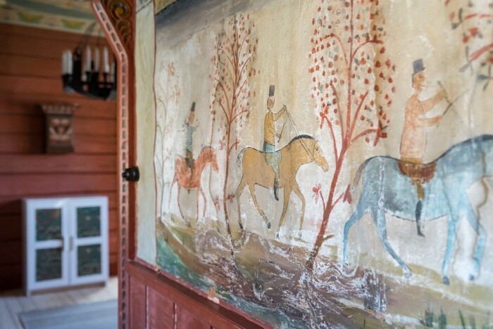 Fascinerande väggmålning i ett av sällskapsrummen. Gården Norhaga i Falun till salu nationalromantik väggmålningar
