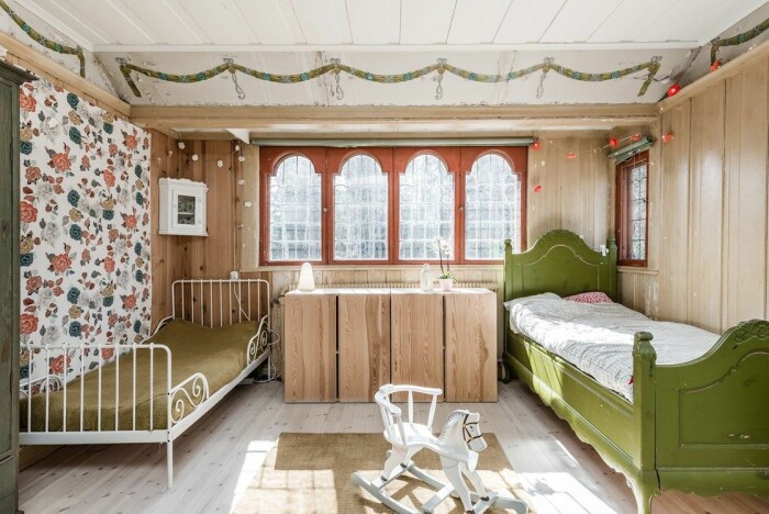 Nästan som ett sovrum i Carin och Carl Larssons hem i Sundborn på gården Lilla Hyttnäs. Gården Norhaga i Falun till salu nationalromantik sovrum