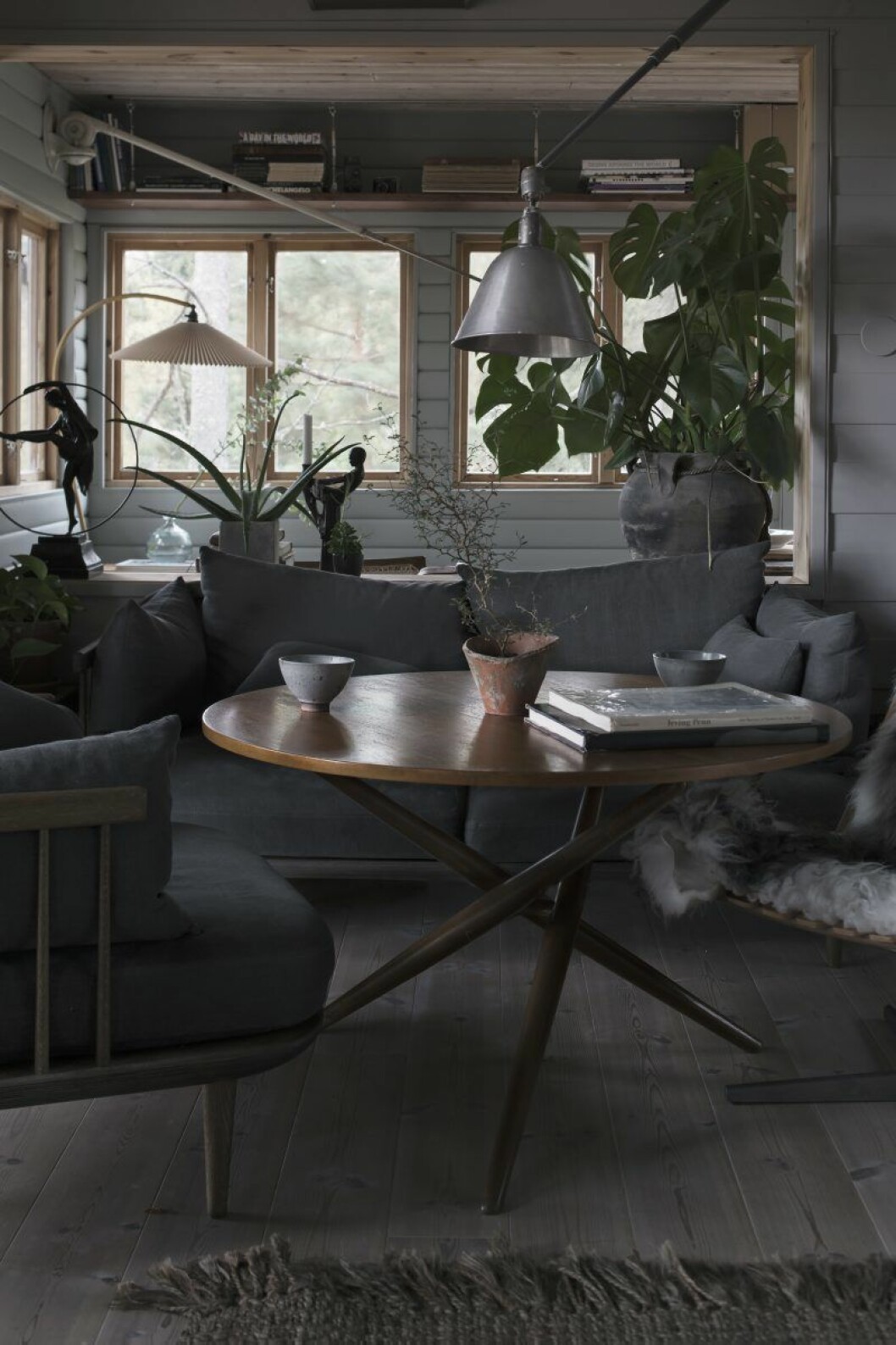 Lampor Triplex, soffa och fåtölj från & tradition, bord Jurg Bally, Bord S-Table, fåtölj Hans Brattrud.