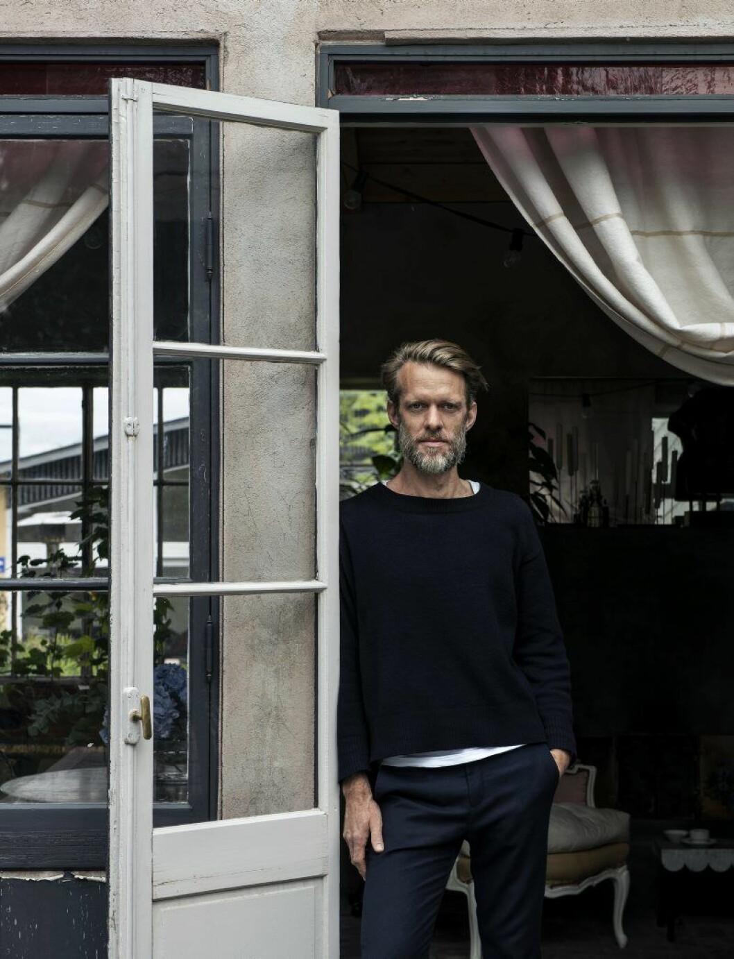 Daniel Östman i ingången till sitt orangeriet, belägen i Bandhagen i Stockholm. Daniel Östman i ingången till sitt orangeriet, belägen i Bandhagen i Stockholm.