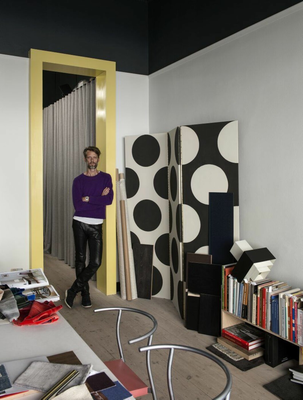 I Daniels ateljé på Kommendörsgatan samlas diverse materialprover och böcker på skrivbordet. Stolar, Philippe Starck.diverse lampor. Prickig vikskärm, egen design. I Daniels ateljé på Kommendörsgatan samlas diverse materialprover och böcker på skrivbordet. Stolar, Philippe Starck.diverse lampor. Prickig vikskärm, egen design.
