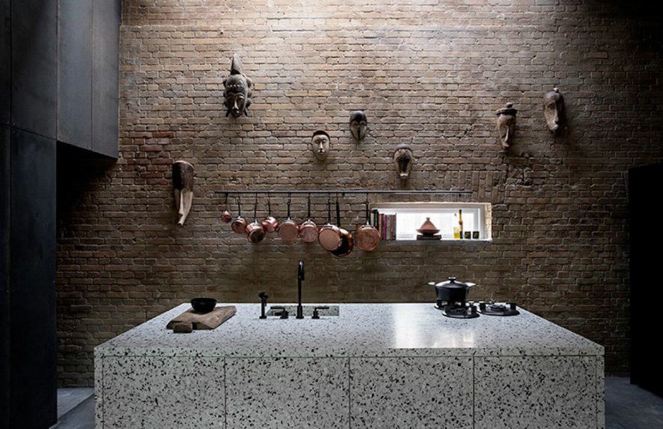 Kök i terrazzo och tegel i industristil hemma hos Peter Krasilnikoff, ritat av Studio David Thulstrup. 