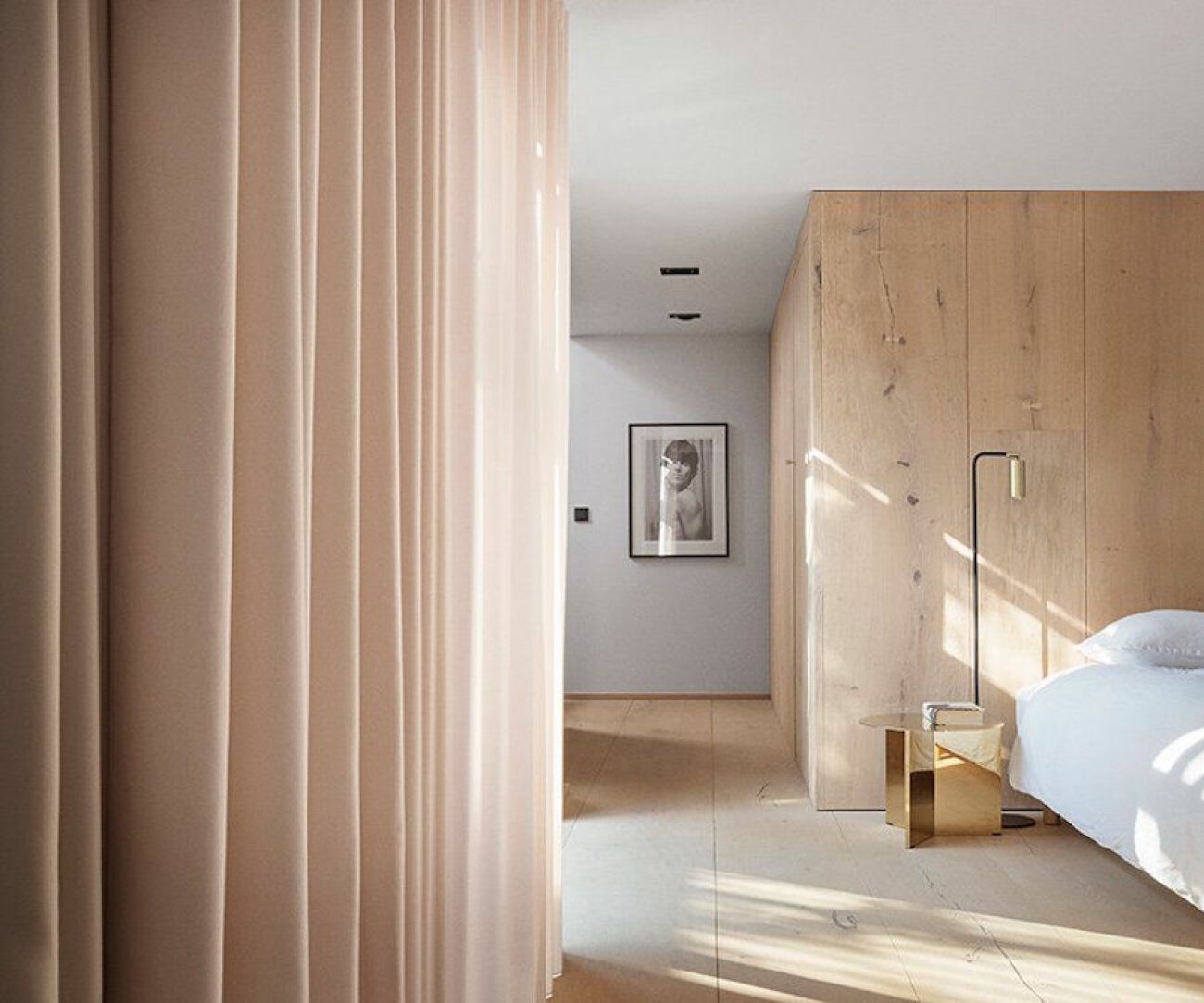 Ljust sovrum hemma hos Peter Krasilnikoff, ritat av Studio David Thulstrup. 