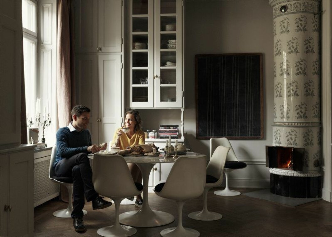 Dagar med bröd. David och Charlotta Zetterström testar frukostbaguetterna hemma i köket. Bordsgrupp är Eero Saarinens klassiker Tulip. Kakelugn från Rörstrand, övertagen från en grannlägenhet. david zetterstrom Charlotta Zetterstrom kok lagenhet