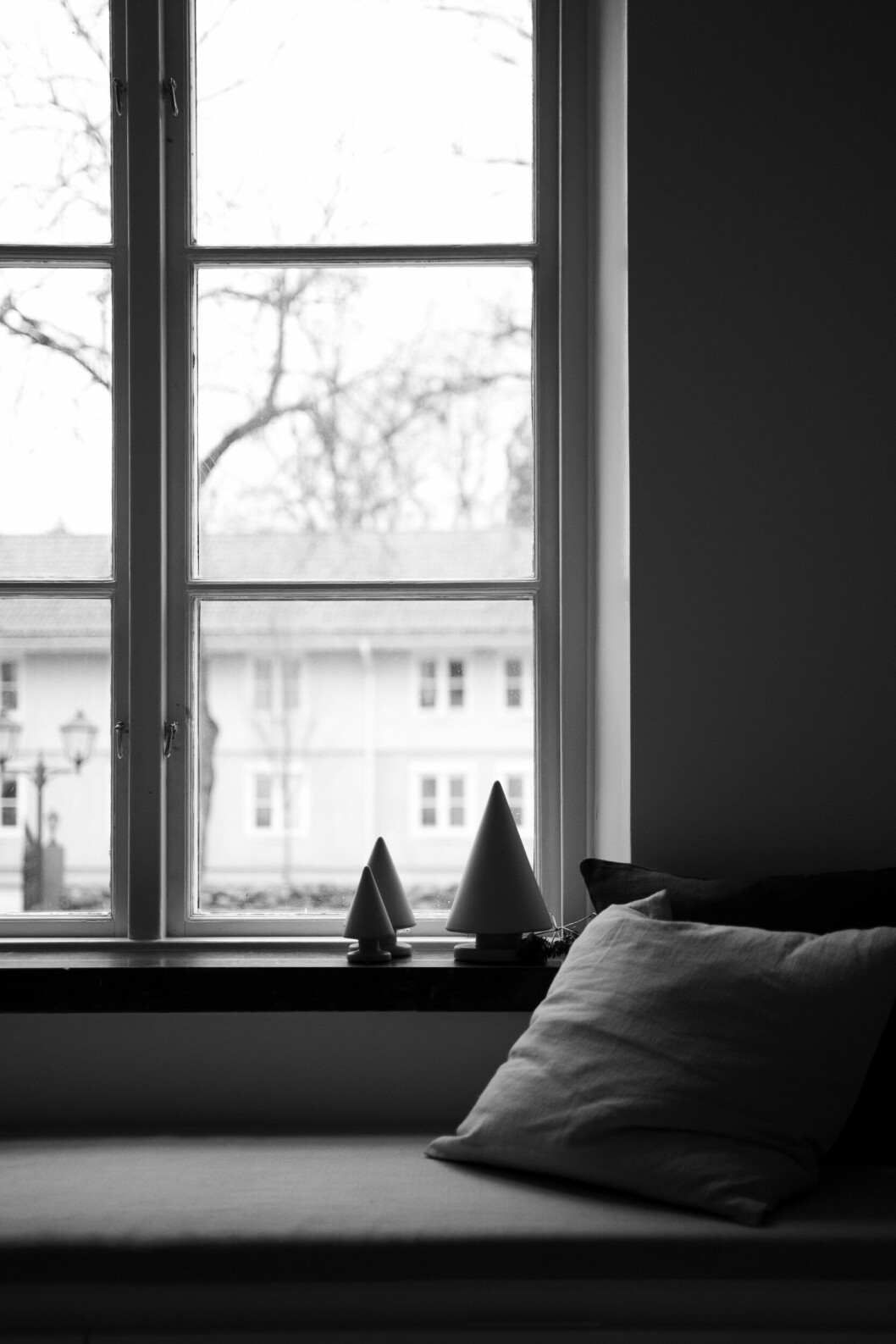 Några enkla dekorationer som går ton i ton med resten av inredningen kan vara det som ger julkänsla i det minimalistiska hemmet. fönsterbräde med minimalistiskt julpynt