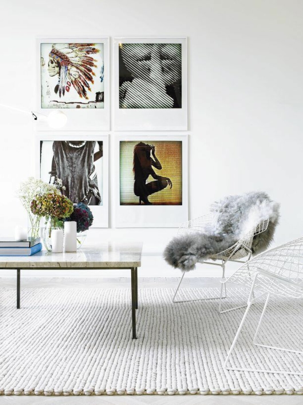 De fina fotografierna är tagna av David Johansson. Stolarna är Harry Bertoias Diamond chair i original från 1953 som Nina hittade på Bukowskis Market i Malmö. »Det var ingen annan som budade, jag fick bägge för 6 000 kronor.« Mattan är från Ligne Roset.