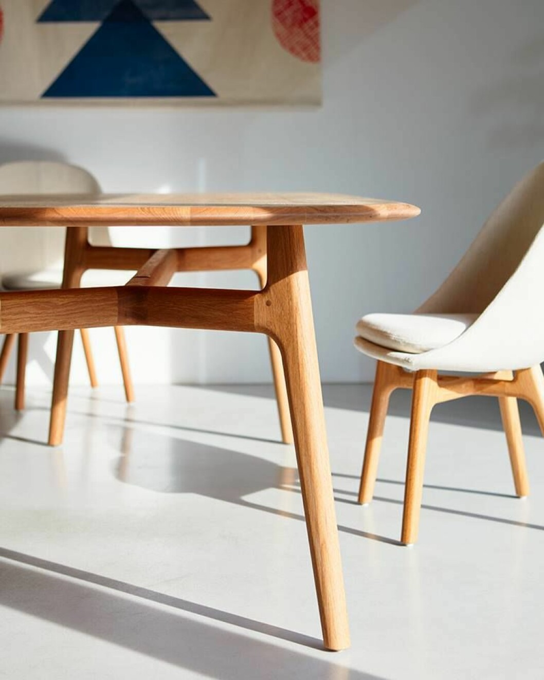 Solo Oblong Table and Solo Dining Chair desginad av Neri&Hu Design.