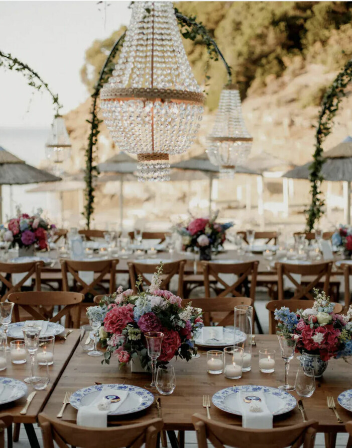 Foto: <a target="_blank" rel="nofollow" href="https://www.rockmywedding.co.uk/wedding-inspiration?parent=208&category=Inspiration&x-api-csrf-token=1651046650%3A637ea45d6f6580c58a923b22d4523f8f&sortBy=date_asc&page=1">Rockmywedding</a> dekorera partytält och utefest