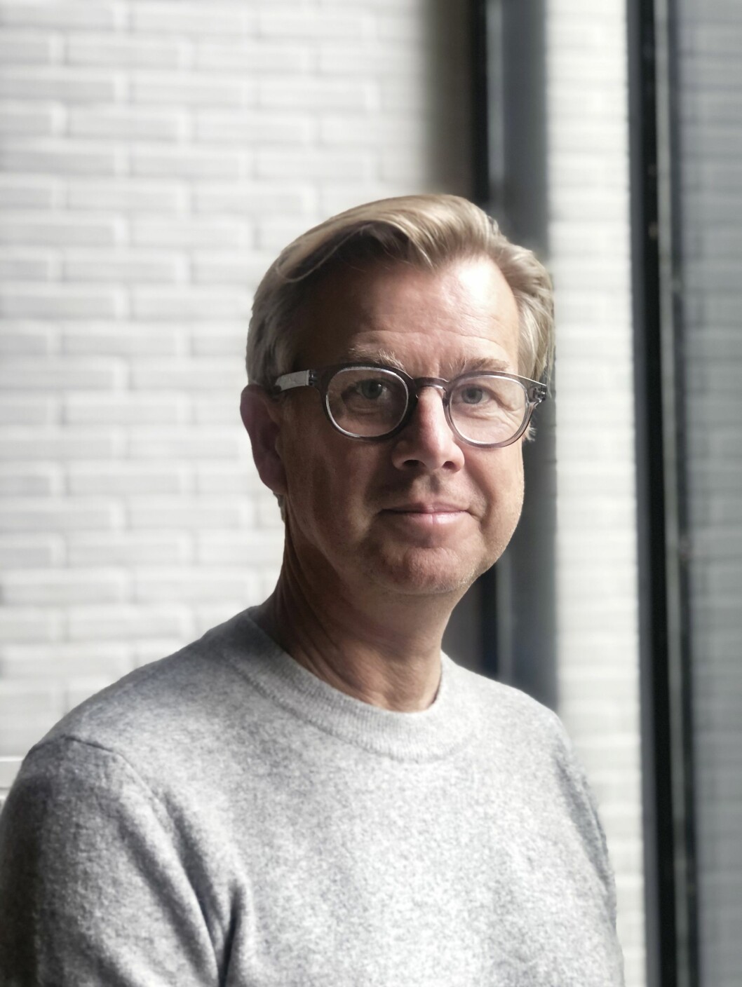 Buster Delin. Foto: Olivia Tamm Delin Kika in i arkitektritade huset. Här lever man spartanskt utan el och vatten.