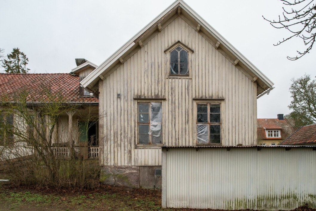 Den fallfärdiga sekelskiftesskolan innan renoveringen. Den fallfärdiga sekelskiftesskolan innan renoveringen.