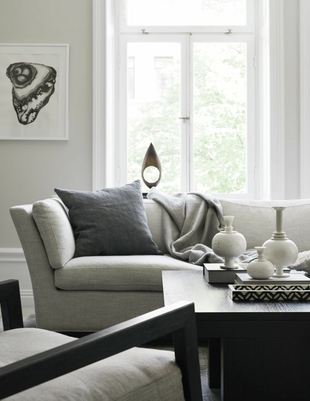 Soffgruppen i vardagsrummet rymmer många. Fåtölj från Furninova, soffa och soffbord från Slettvoll. Kudde och pläd, Nordiska galleriet. Stenskulpturerna på bordet från Posh Living. Tavla med ostronmotiv av Caroline Lundqvist. Soffgruppen i vardagsrummet rymmer många. Fåtölj från Furninova, soffa och soffbord från Slettvoll. Kudde och pläd, Nordiska galleriet. Stenskulpturerna på bordet från Posh Living. Tavla med ostronmotiv av Caroline Lundqvist.