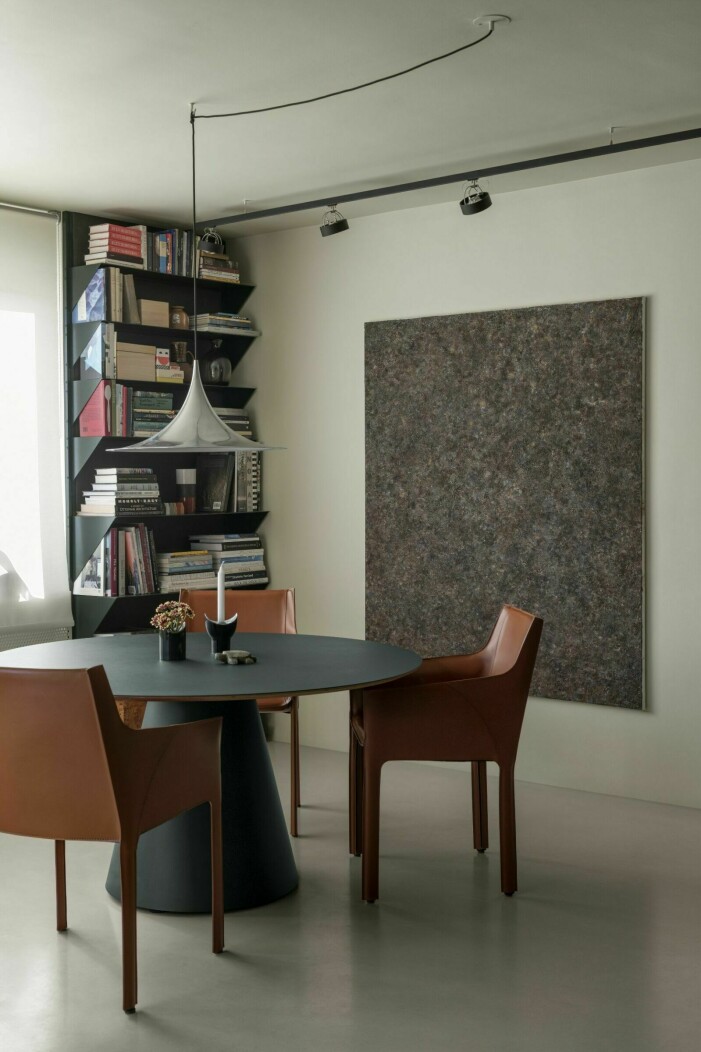 Foto: Erik Lefvander. Syns i: <a target="_blank" href="https://www.residencemagazine.se/hemma-hos/hemma-hos-arkitekten-johan-olsson/8885462">"Hemma hos arkitekten – kika in i tvåan med smarta lösningar"</a>. Designbokhylla