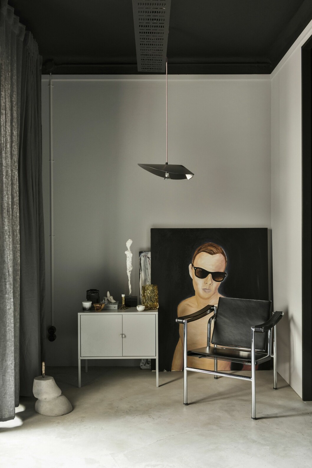 Lampa Newton, Daniel Svahn för Crooked concept. Skåp Lixhult, Ikea. Porslinsvas Svart, Carl August Sandgren för Crooked concept. Träskål Castor, Daniel Svahn för Crooked concept. Ljusstake Pile of Shit, Bedazzled x Straight design studio. Gipsskulptur, Viktor Erlandsson. Porslinsskål Revisit, Marie Lindblad för Crooked concept. Glasvas Silva, LACC för Crooked concept. Tavla, Viktor Erlandsson. Fåtölj LC1, Cassina. Designerns minietta i Stockholm – funktion och dynamik