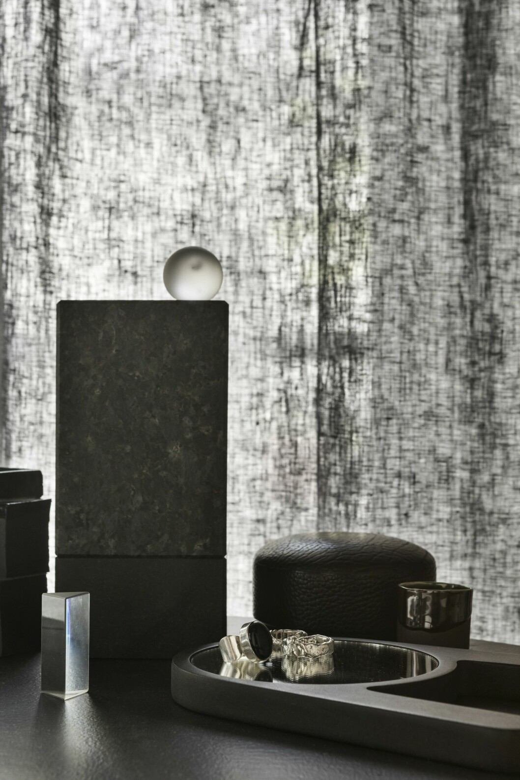 Porslinsvas Svart, Carl August Sandgren för Crooked concept. Stenask, Straight design studio. Spegel Amusav, Daniel Svahn för Crooked concept. Ring, Bedazzled. Läderask Pastille, Michaël Verheyden. Espressokopp Svart, Carl August Sandgren för Crooked concept. Designerns minietta i Stockholm – funktion och dynamik