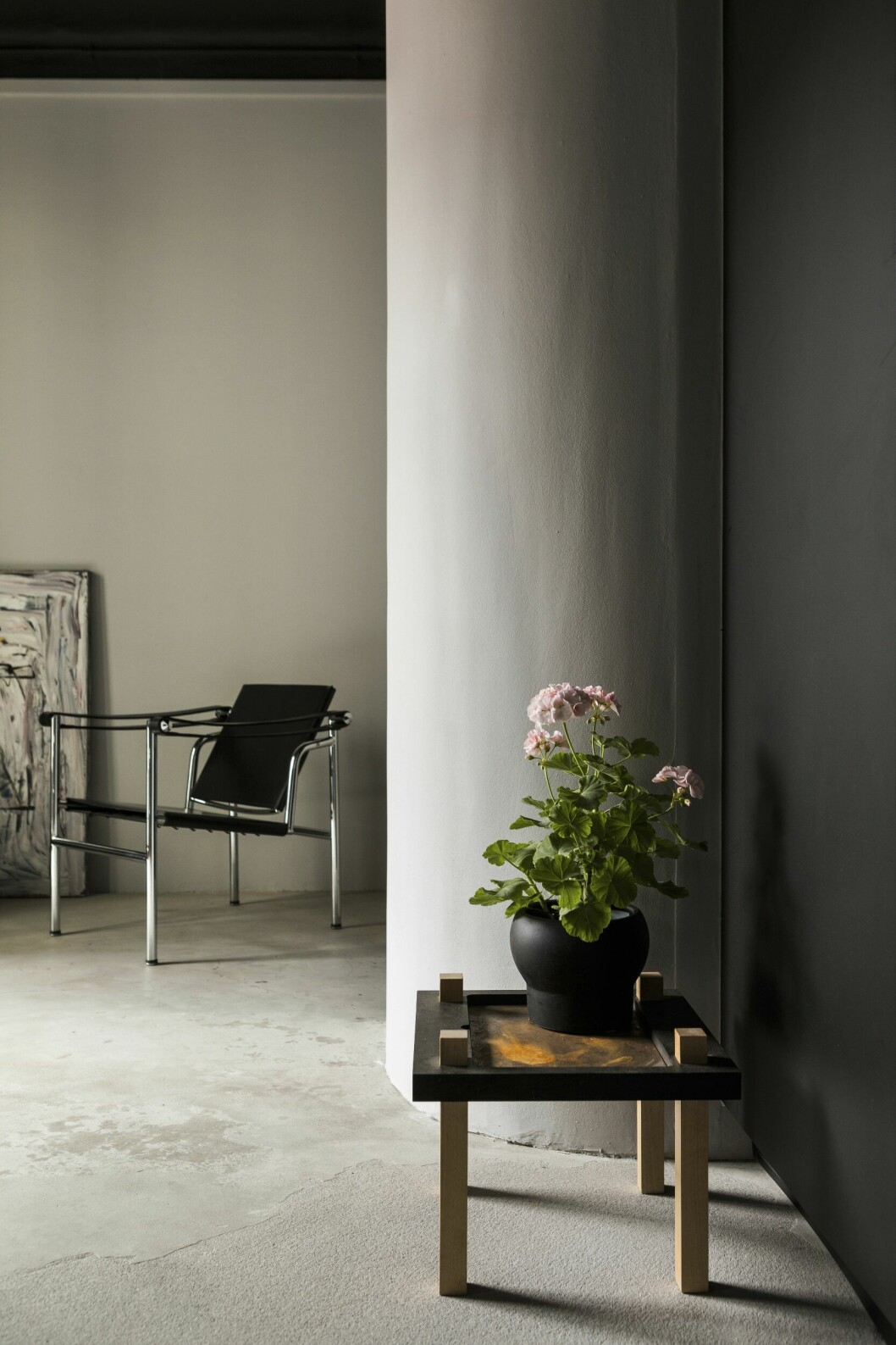 Tavla, Viktor Erlandsson. Fåtölj LC1, Cassina. Bordet är en prototyp. Ytterkruka Sinnerlig, Ilse Crawford för Ikea. Designerns minietta i Stockholm – funktion och dynamik